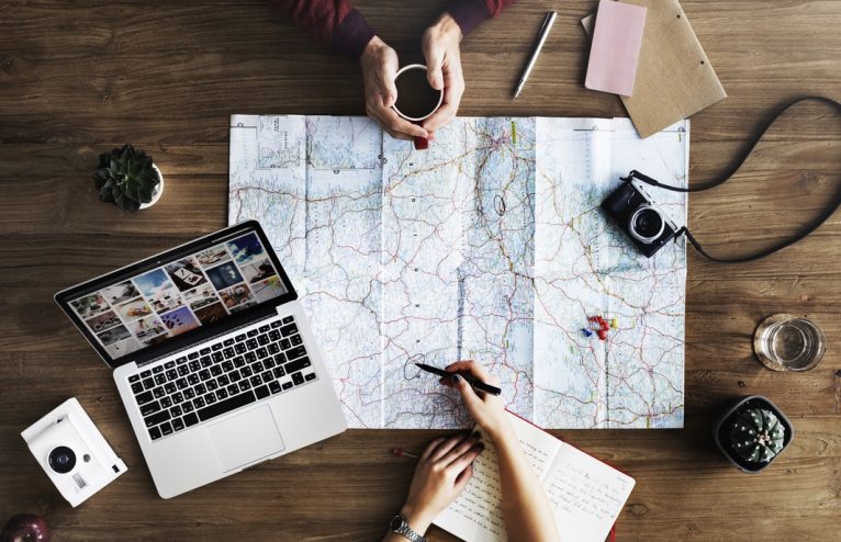 Modern Digital Nomads: How To Choose Travel and Career