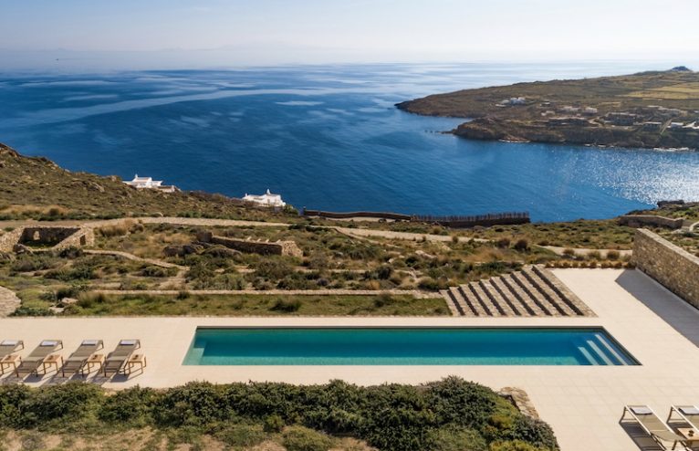 Holidaying With Friends? Go Island Hopping In The Cyclades