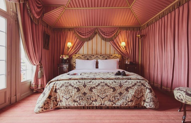 A Guide To Hotels In Paris According To Fashion Week's Front Row